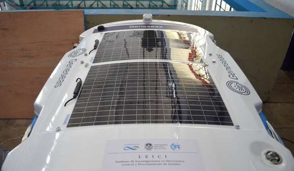 Ingenieros de la UNLP presentaron un robot flotante diseñado para limpiar ríos, puertos y lagunas