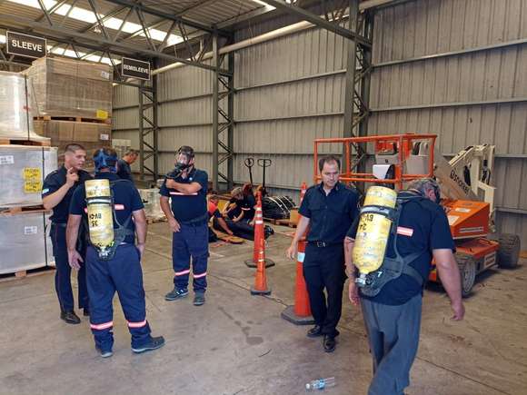 Bomberos voluntarios locales brindaron capacitación a operarios de la fábrica Villa del Sur