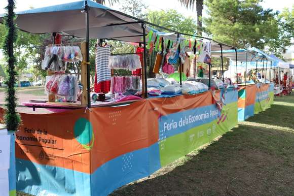 Continúa el paseo de compras de emprendedores locales en la Plaza Sarmiento