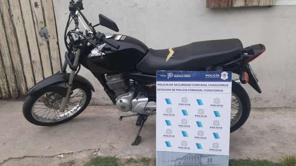 En allanamientos por hurto y amenazas se incautaron plantas de marihuana y una moto