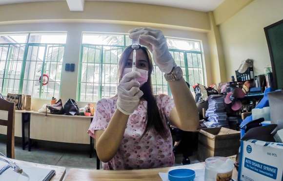 Críticas y apelación al fallo del juez que prohibió la campaña para vacunar a niños y adolescentes