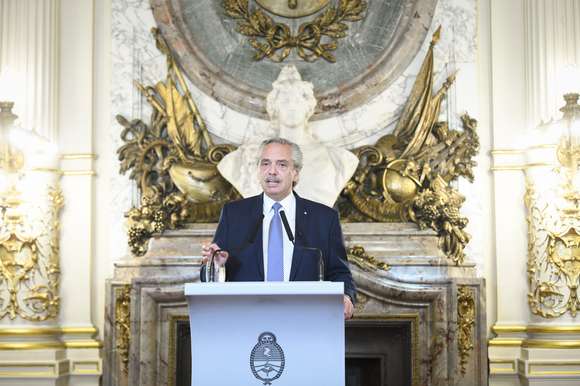 Cadena nacional: Fernández pidió que se investigue el viaje a Bariloche de jueces, funcionarios y directivos de Clarín