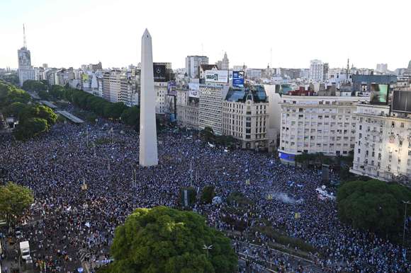 Multitudinario festejo del pase de la Selección a la final en el Obelisco