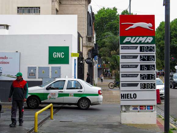 Estaciones de servicio amenazan con dejar de vender combustibles con tarjetas de crédito