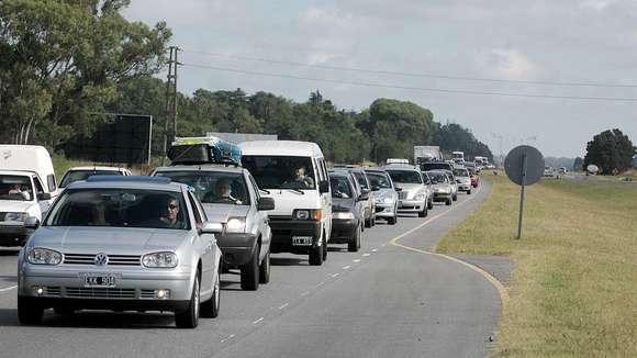 Con tránsito intenso y muchos controles, arrancó el fin de semana largo