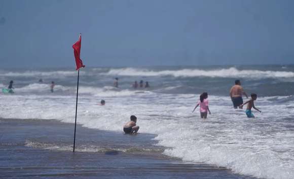 Pinamar: un turista está grave tras ser golpeado por una ola