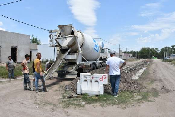 Comenzó la pavimentación de la calle Favaloro en el barrio Los Pinos