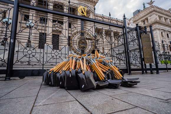 Mandó 256 palas a los diputados para que “vayan a laburar” pero tendrá que conseguir 102 más