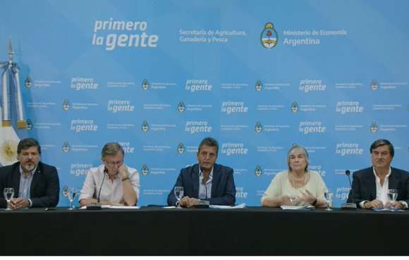 Gripe aviar: Massa anunció un programa para cuidar el sistema productivo