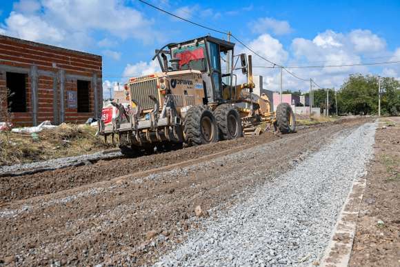 Realizan estabilizado granular en la calle Favaloro del barrio Los Pinos