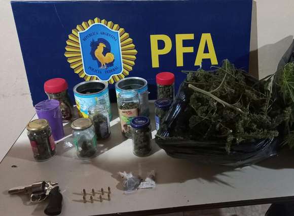 La Policía Federal Argentina realizó allanamientos en Chascomús: secuestros de marihuana, armas y dos detenidos