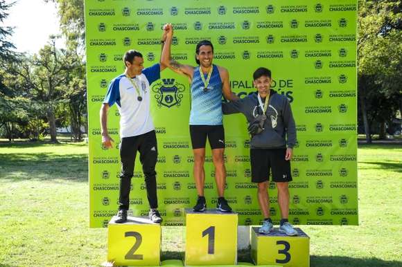 Los chascomunenses Luis Reynoso y Carlos Bernardotti en el podio de la segunda Carrera de Calle