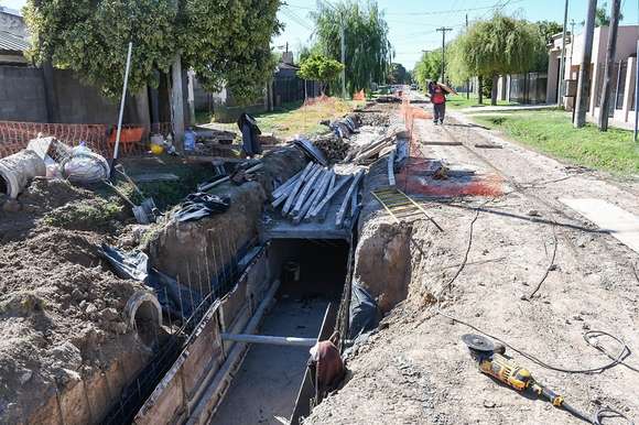 Obras de saneamiento: Realizan trabajos hidráulicos en el barrio Escribano
