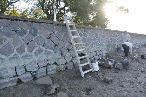 Llevan adelante trabajos de recuperación de murallas en la costanera
