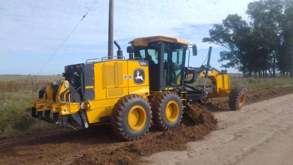 Los nuevos equipos viales trabajan en el camino que une Gándara con Altamirano