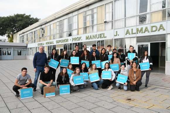 Entregaron computadoras a los alumnos del último año de secundaria de la Escuela Normal