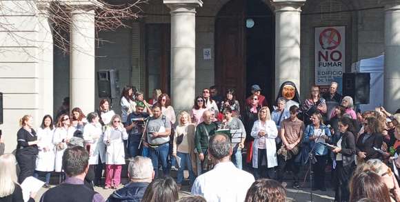 Profesionales del Hospital del Niños de La Plata realizaron un acto contra la violencia y pidieron que Kicillof los reciba