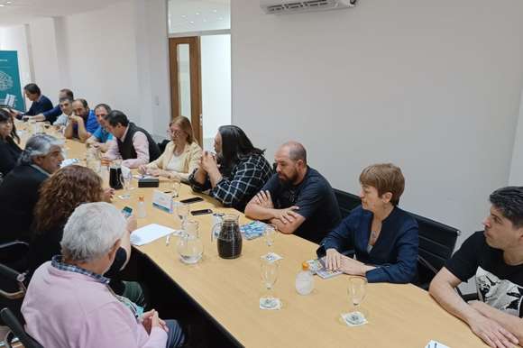 Paritarias: Provincia convocó a docentes y estatales para este martes