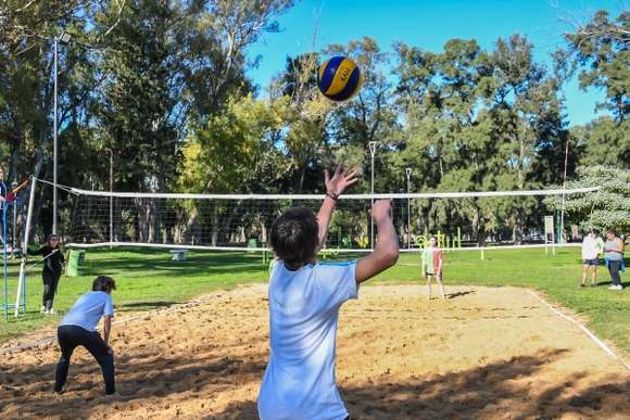Hoy: Plaza Deportiva y vista al Museo Ferroviario y Capilla de los Negros
