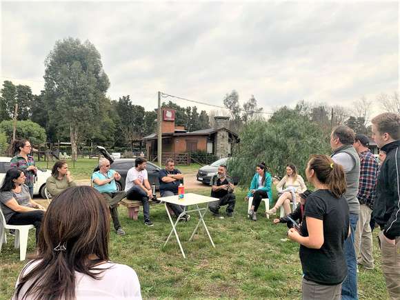 Reunión del Dr. Santiago Dos Santos con vecinos del barrio Lomas Altas
