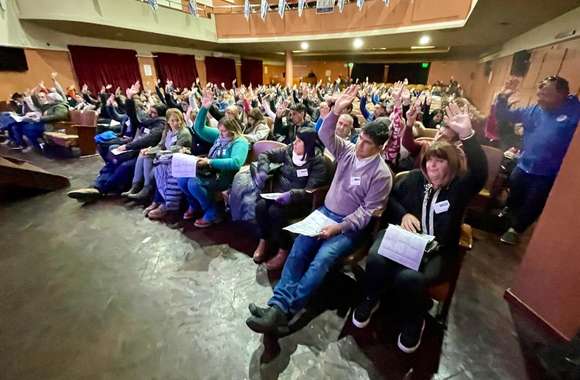 Kicillof cerró con docentes y judiciales y se anotó tres acuerdos salariales antes de las PASO
