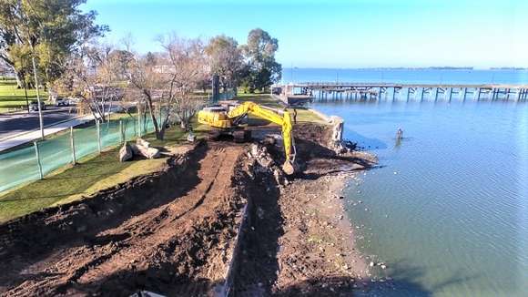 Avanzan los trabajos para la reconstrucción de la muralla entre el Club Pesca y Náutica y el espigón