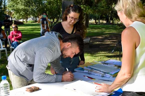 Firma y entrega de escrituras de viviendas familiares en Chascomús