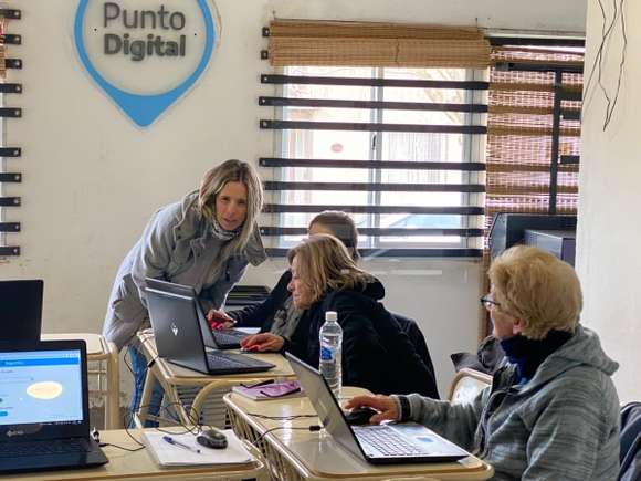Comenzaron los talleres de alfabetización digital e informática inicial en el Punto Digital del barrio 30 de Mayo