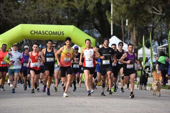 Los chascomunenses Héctor Devecchi y Jimena del Valle fueron los ganadores de la quinta carrera del circuito de calles