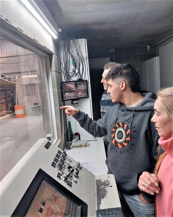 “Estamos proyectando un plan de pavimentación para Chascomús”, aseguró Dos Santos en visita a “La Bloquera”