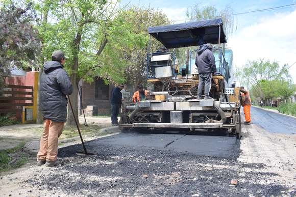 Barrio Escribano: Comenzó el asfaltado de la calle Río Negro