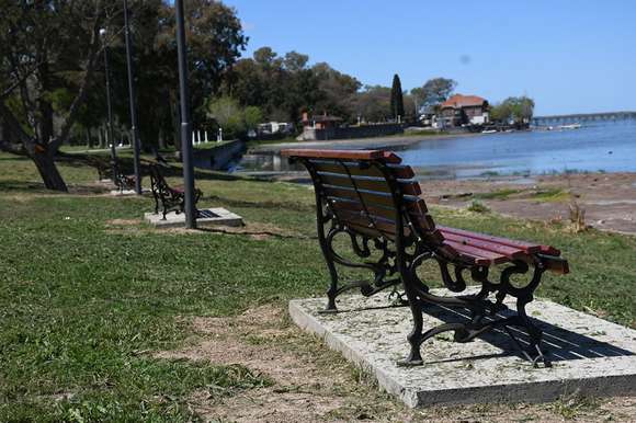 Colocan nuevas luminarias led y bancos frente a la laguna en el barrio San José