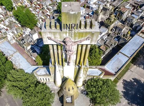 Camino al cielo: las alineaciones astronómicas de las obras de Francisco Salamone