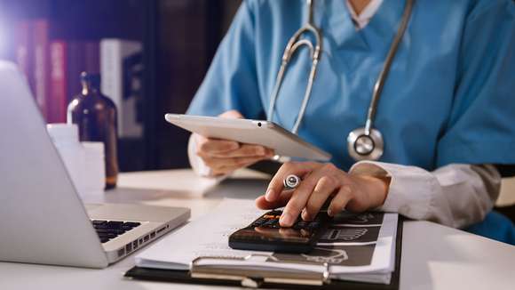 Desde este lunes, médicos de 50 asociaciones profesionales cobrarán bono extra por consulta