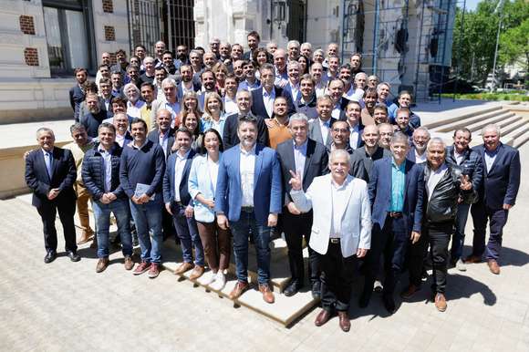 Con la visita de Massa, Kicillof e intendentes se reunieron para seguir “de campaña”