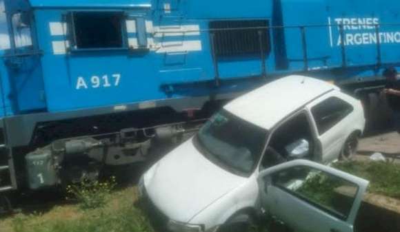 Un tren de pasajeros arrolló a un auto en Gándará y dejó un herido grave