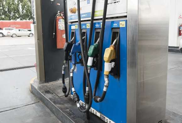 Disponen suba gradual del impuesto a los combustibles, y las naftas se ajustaron 6,5%