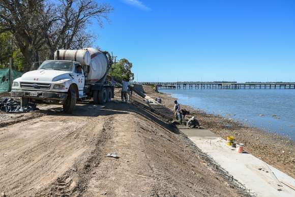 Avanza la obra de reconstrucción de la muralla y escalinatas en la costanera de Chascomús