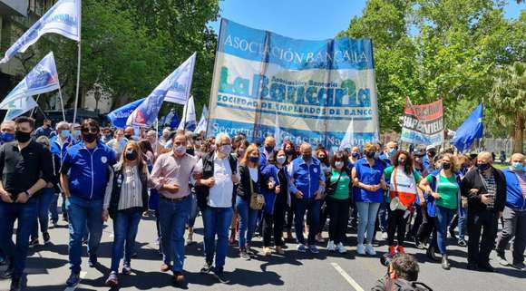 Los bancarios acordaron un aumento del 17% para noviembre