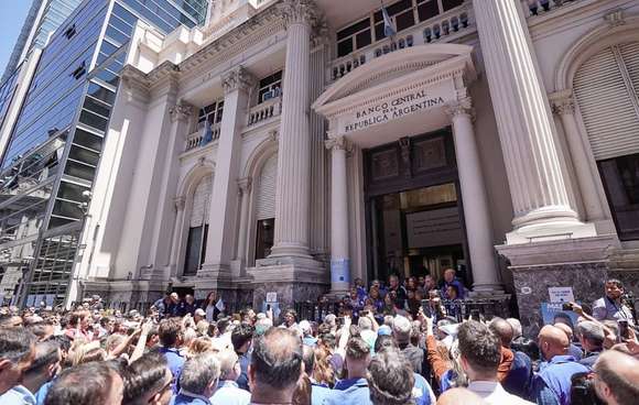 Trabajadores del Banco Central realizaron un abrazo a la entidad contra la propuesta de cierre de Javier Milei