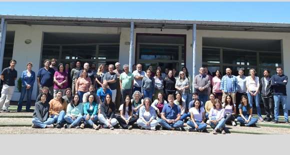 Abrazo simbólico al INTECh y la UNSAM en defensa de la democracia y la educación pública