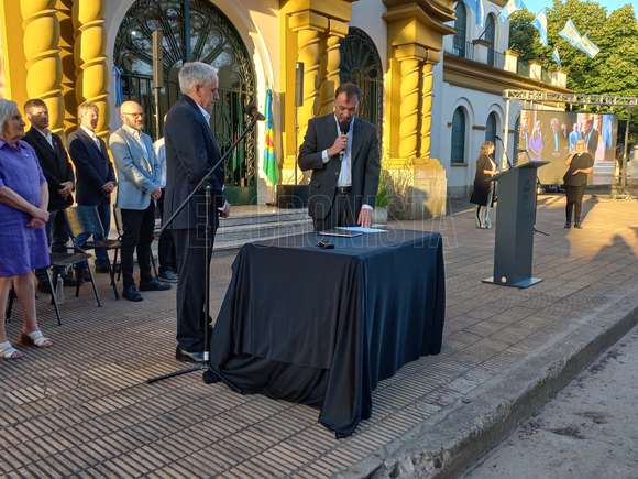 En las afueras del Palacio Municipal, el intendente de Chascomús asumió su tercer mandato 