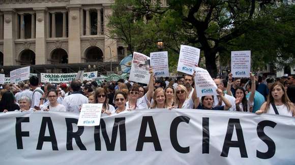 Farmacéuticos marcharon y presentaron un amparo contra la venta de medicamentos en kioscos