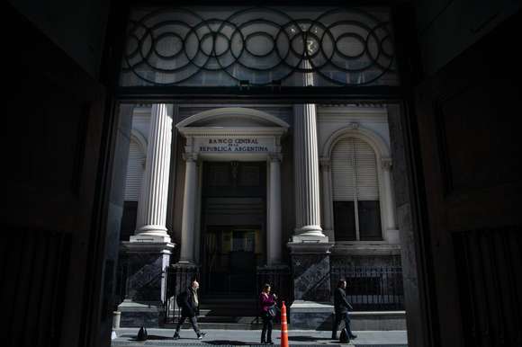 El Banco Central bajó la tasa de referencia del 110% al 80% y liberó el interés de los plazos fijos