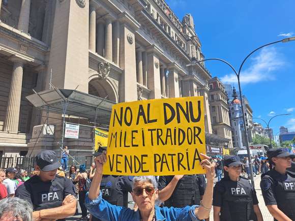 Sindicatos y movimientos sociales se movilizaron contra el DNU y en la desconcentración hubo incidentes