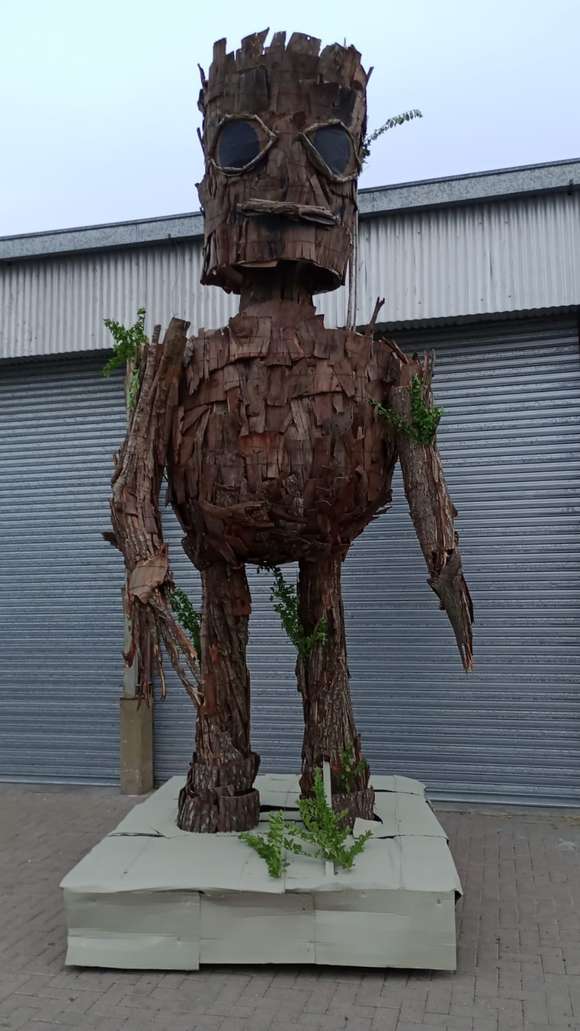 El muñeco Groot ya se encuentra en el cuartel de Bomberos Voluntarios de Chascomús 