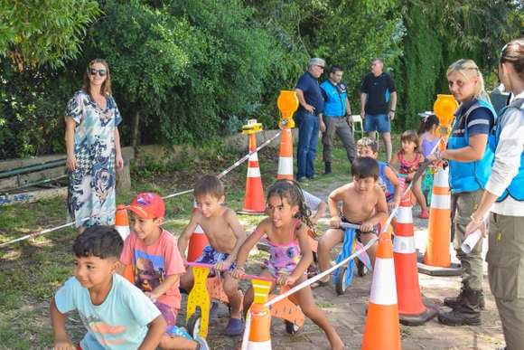 Escuela abierta de verano: estrenaron las patacletas en el taller de seguridad vial