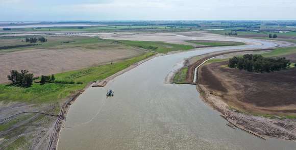 El dragando del río Salado se lleva toda el agua. Vertederos o compuertas pueden solucionarlo