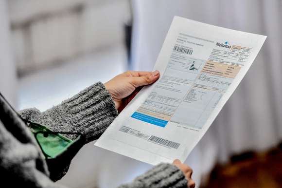 Tarifas luz y gas: buscan sacar subsidios a quienes tengan prepaga o viajaron al exterior