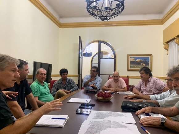Funcionarios municipales y la Asociación Rural se reunieron para evaluar mejoras en caminos rurales